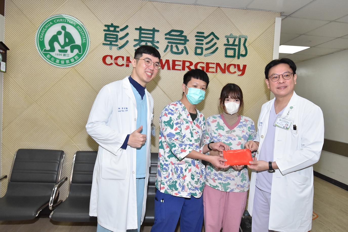 新光三越氣爆護理師英勇救人 彰基頒頒發10萬元獎勵