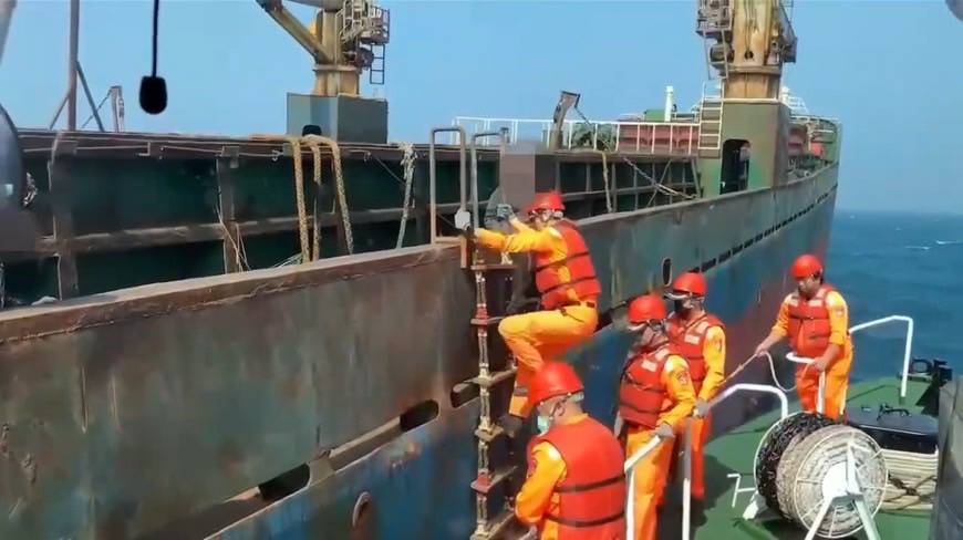 蒙古籍「寶順」號貨輪進高雄港錨泊區整補 海巡登船檢查全程監控