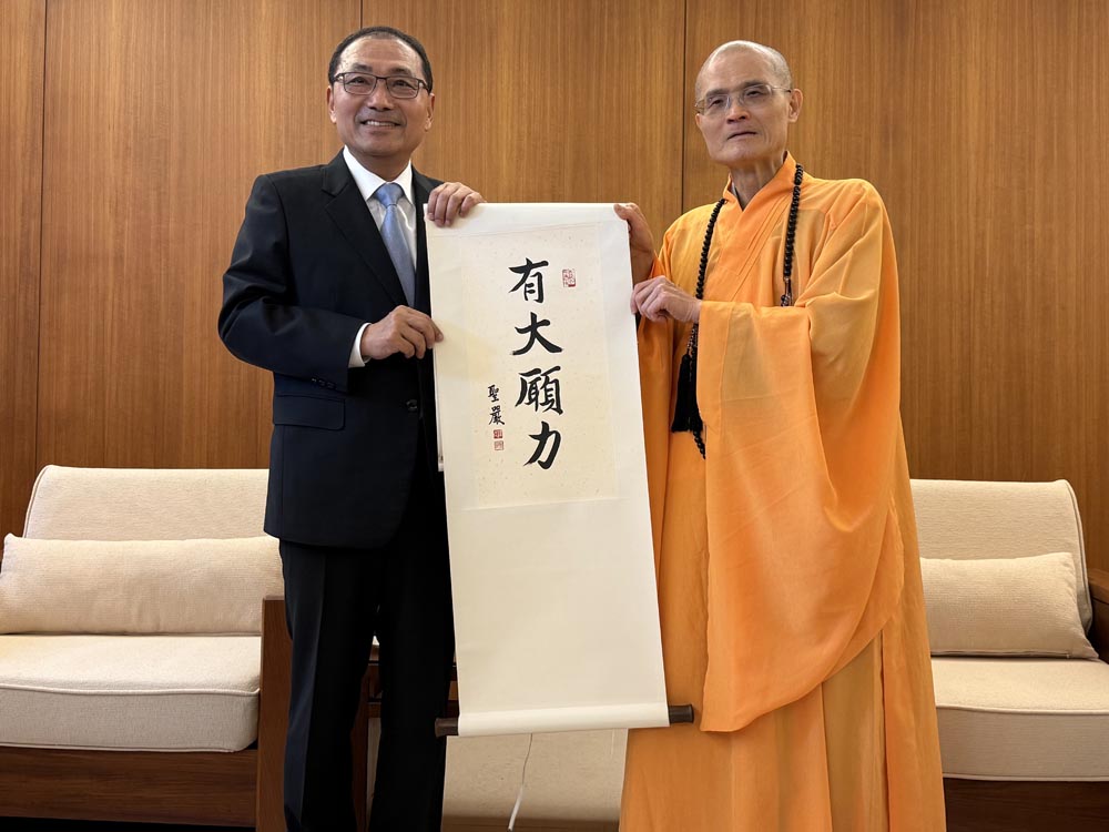 侯友宜法鼓山禮佛、浴佛 祈願市政推動順利