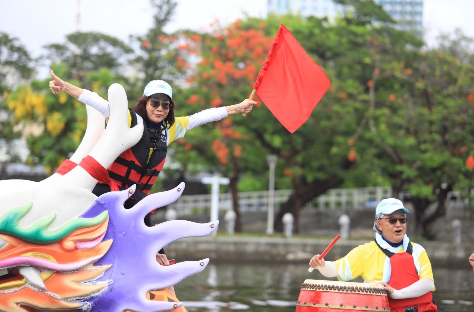 目標達陣！ 康議長率議會龍舟隊勇奪國際友誼賽冠軍
