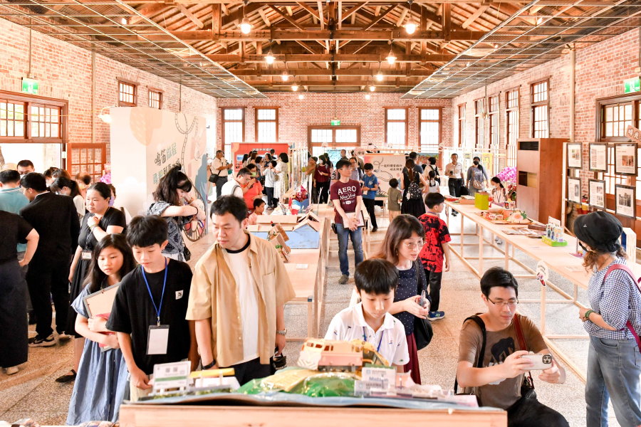 鳴笛啟程 尋根列車之旅 北市文獻館族譜創意展登場