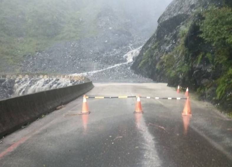 薇帕颱風雨彈狂炸 南橫檜谷路大規模土石崩落
