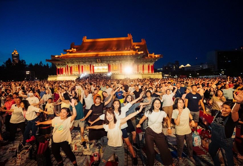 國泰攜手雲門30周年 戶外公演《毛月亮》閃耀花蓮與台北4.5萬人齊聚共舞