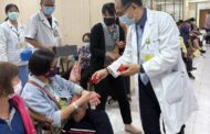 市立岡山醫院慶祝25周年 分送紅蛋給看診民眾分享喜悅