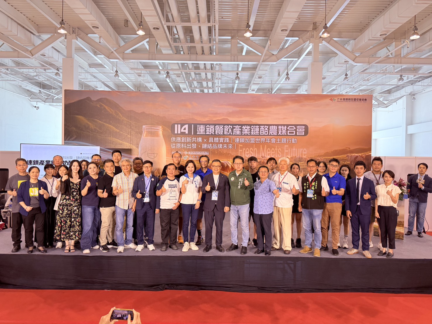 藍綠立委齊力挺 高雄《鮮奶酪農媒合會》攜手連鎖品牌共創國產鮮乳新商機