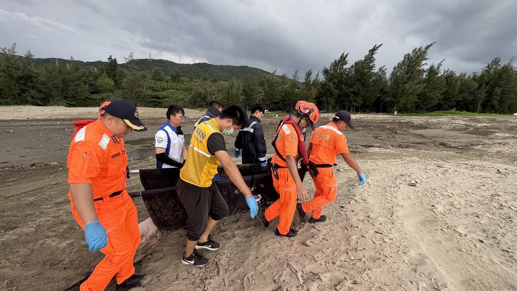 陸海警船及漁船接連侵擾東沙 海巡強力驅離並查扣2艘越界小舟