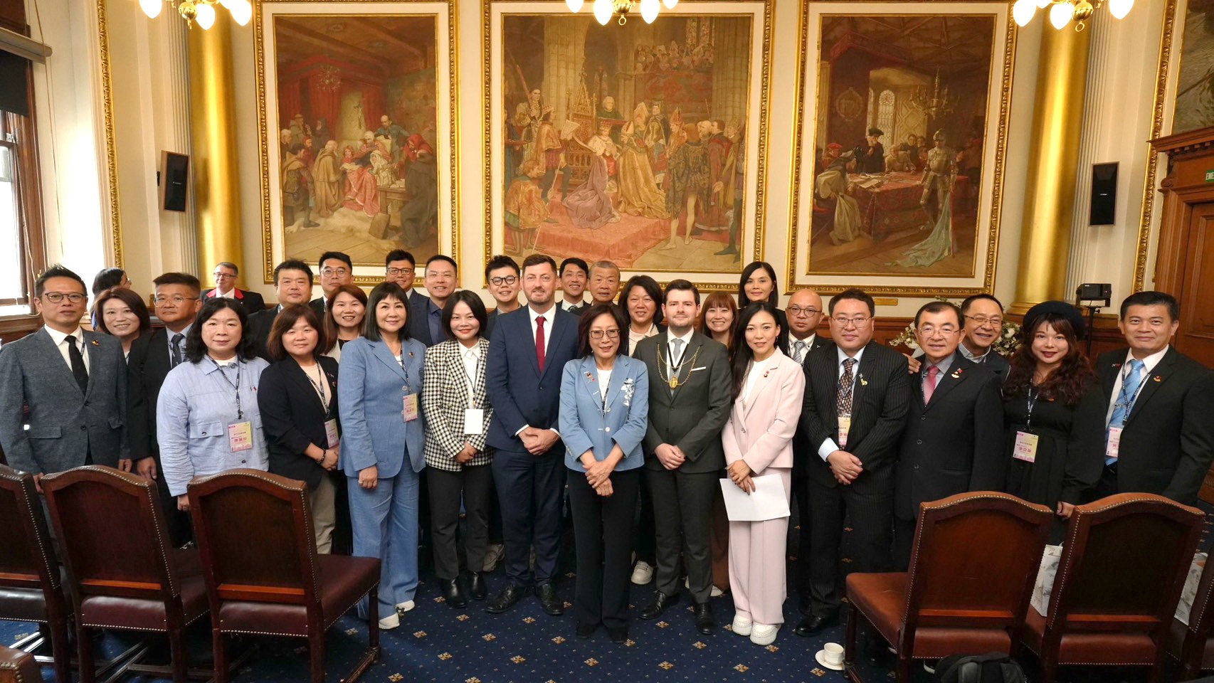 高市議長康裕成率團訪英 觀賞愛丁堡軍樂節文化盛典