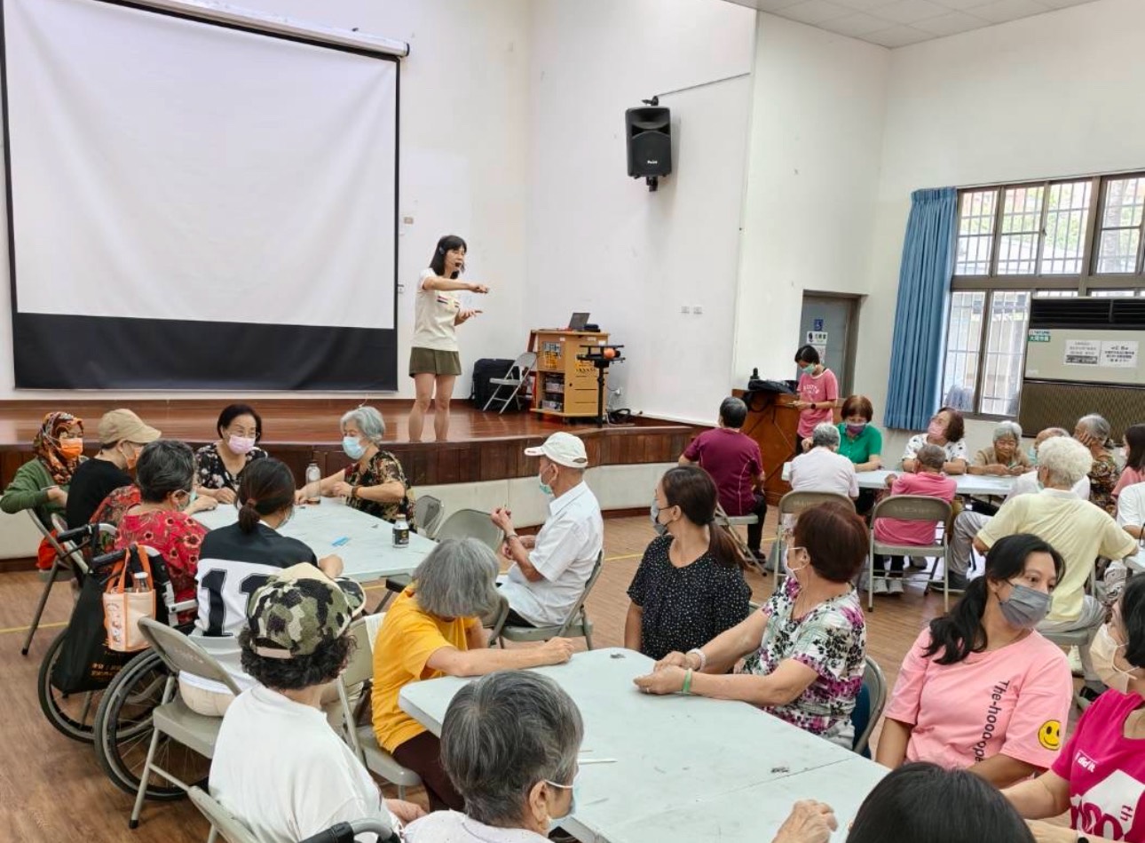 落實家園關懷新 新住民親子活動走入社區玩黏土
