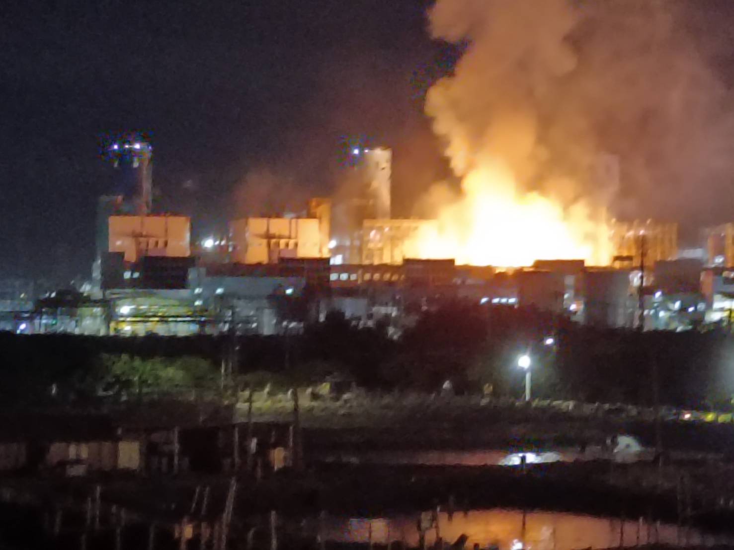 興達電廠大火衝天引民怨 幸未造成災禍