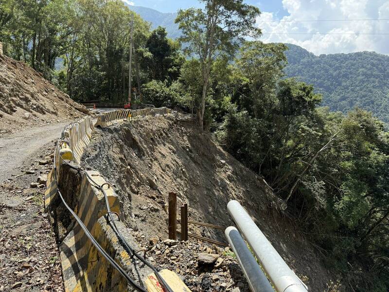 南橫梅山口至向陽段加固路基 10/31前禁一般車通行