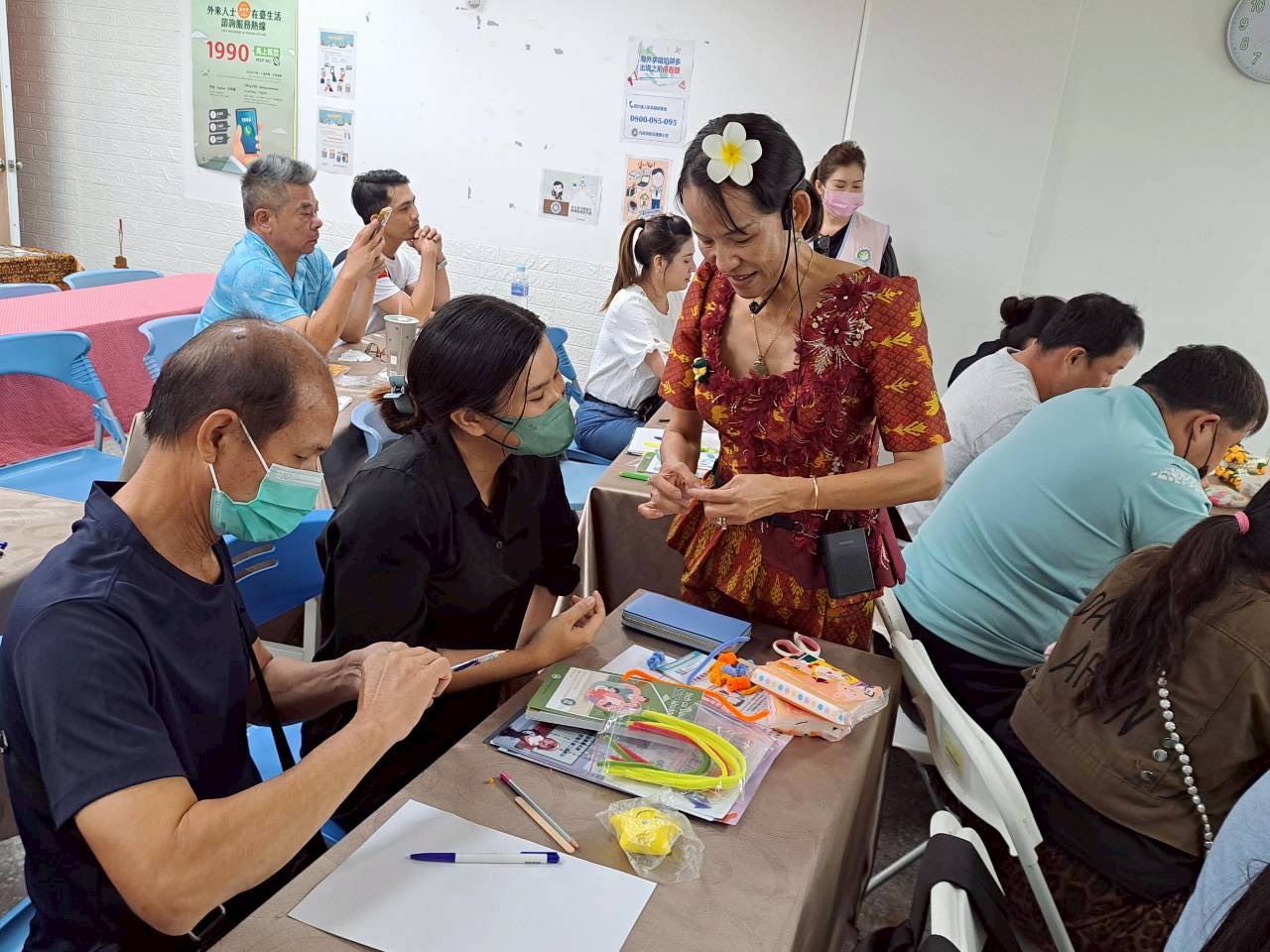 移民署多元文化課程不「柬」單 手作花環展現創意