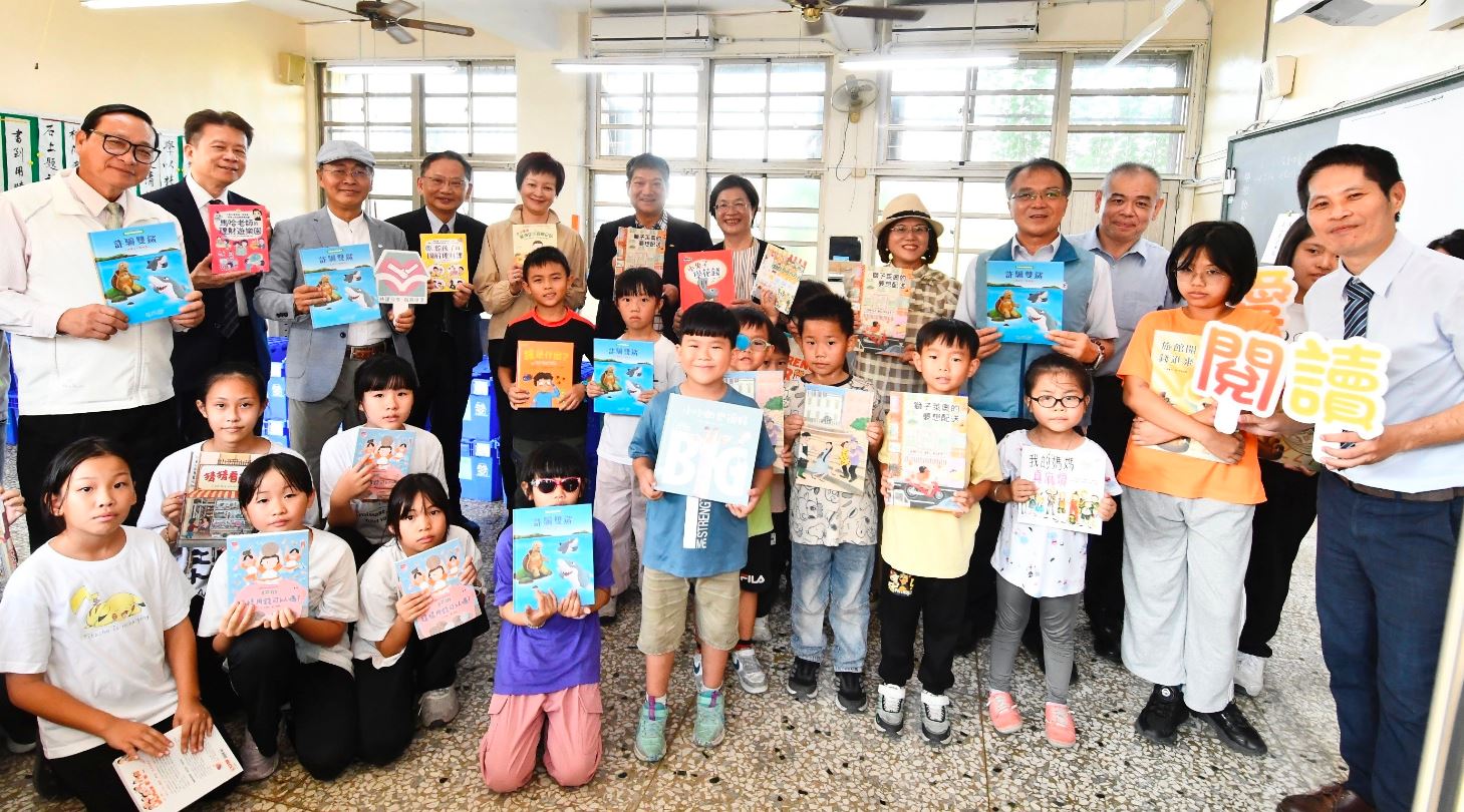 捐彰化縣首座理財愛的書庫 為孩子扎根理財觀念
