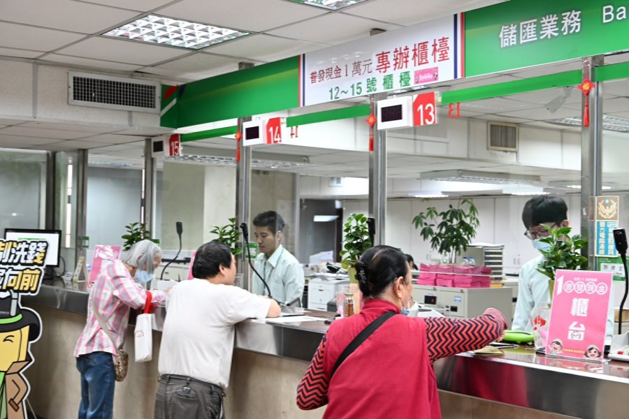 普發1萬元郵局臨櫃領現金 伍勝園慰勉同仁辛勞