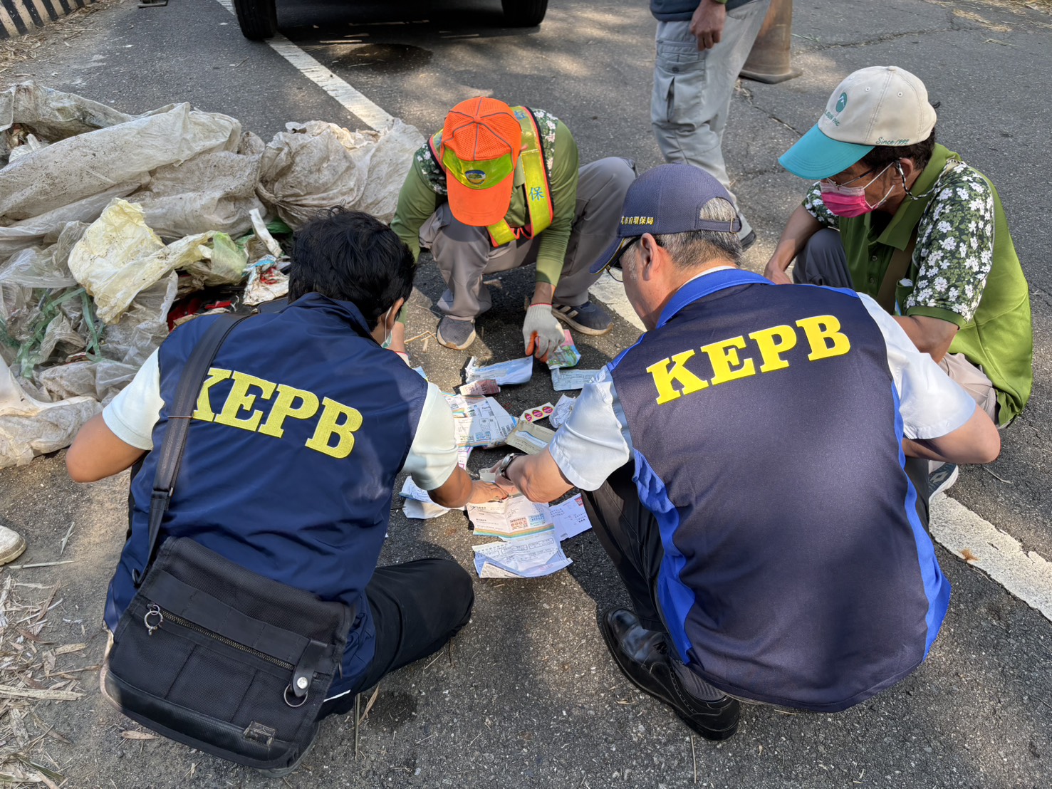 高雄月世界山坡遭棄大量垃圾 環保局破袋：來自台南