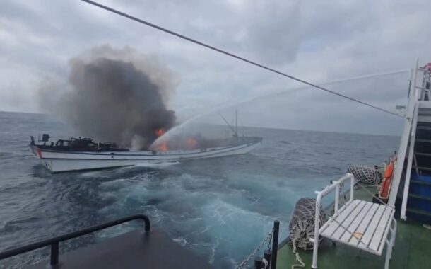 漁船起火燃燒 海巡立即雙艇救援滅火