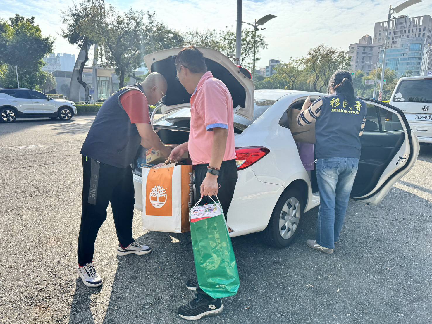 移民署為弱勢家庭送來溫暖 讓舊衣物更有溫度，