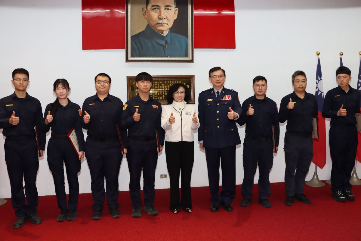 邱俐俐表揚績優政風、民防人員及為民服務績優警員
