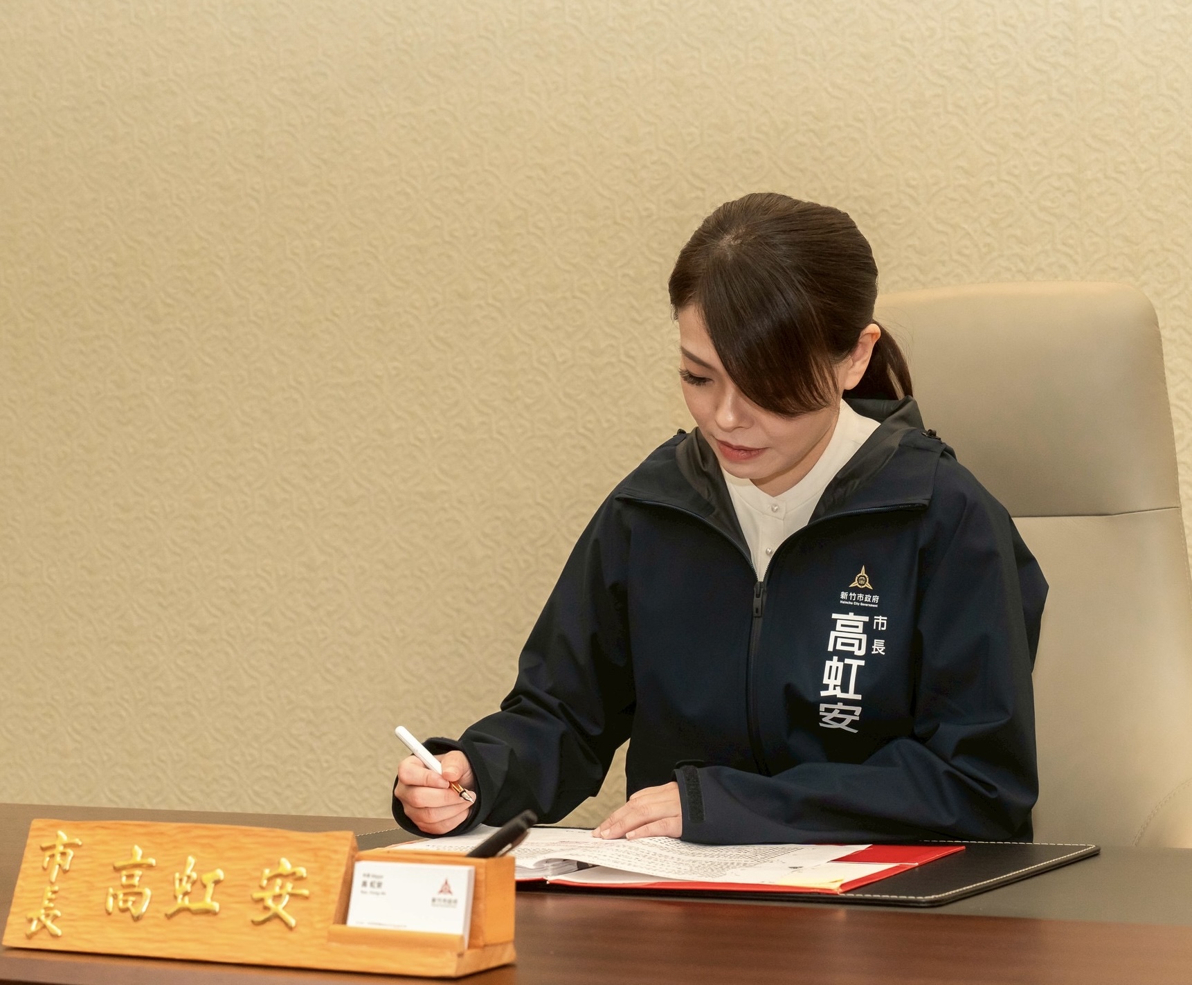 高虹安復職首日立即拍板 調升警察、消防人員相關加給