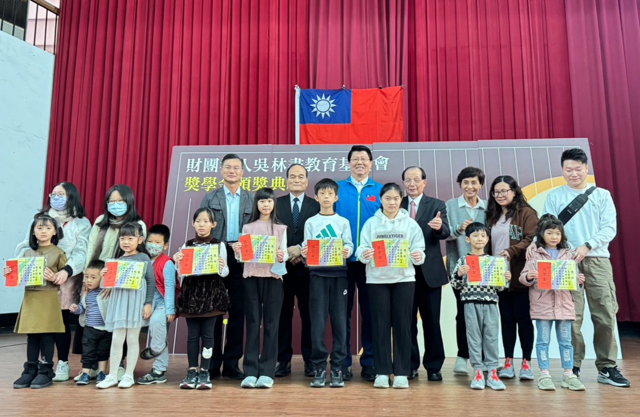 吳清基返鄉頒發清寒獎學金 24年嘉惠超過1800位學生