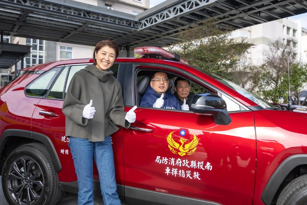 善心捐贈救護、救災指揮車 許淑華回贈紀念小車致謝