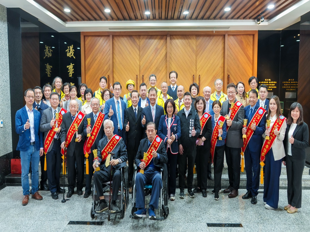 李氏10大傑出菁英獎選拔 康議長提議一致通過全數獲獎