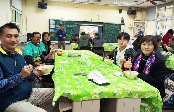 美濃龍肚國小師生感恩餐會跟大家分享收穫喜悅