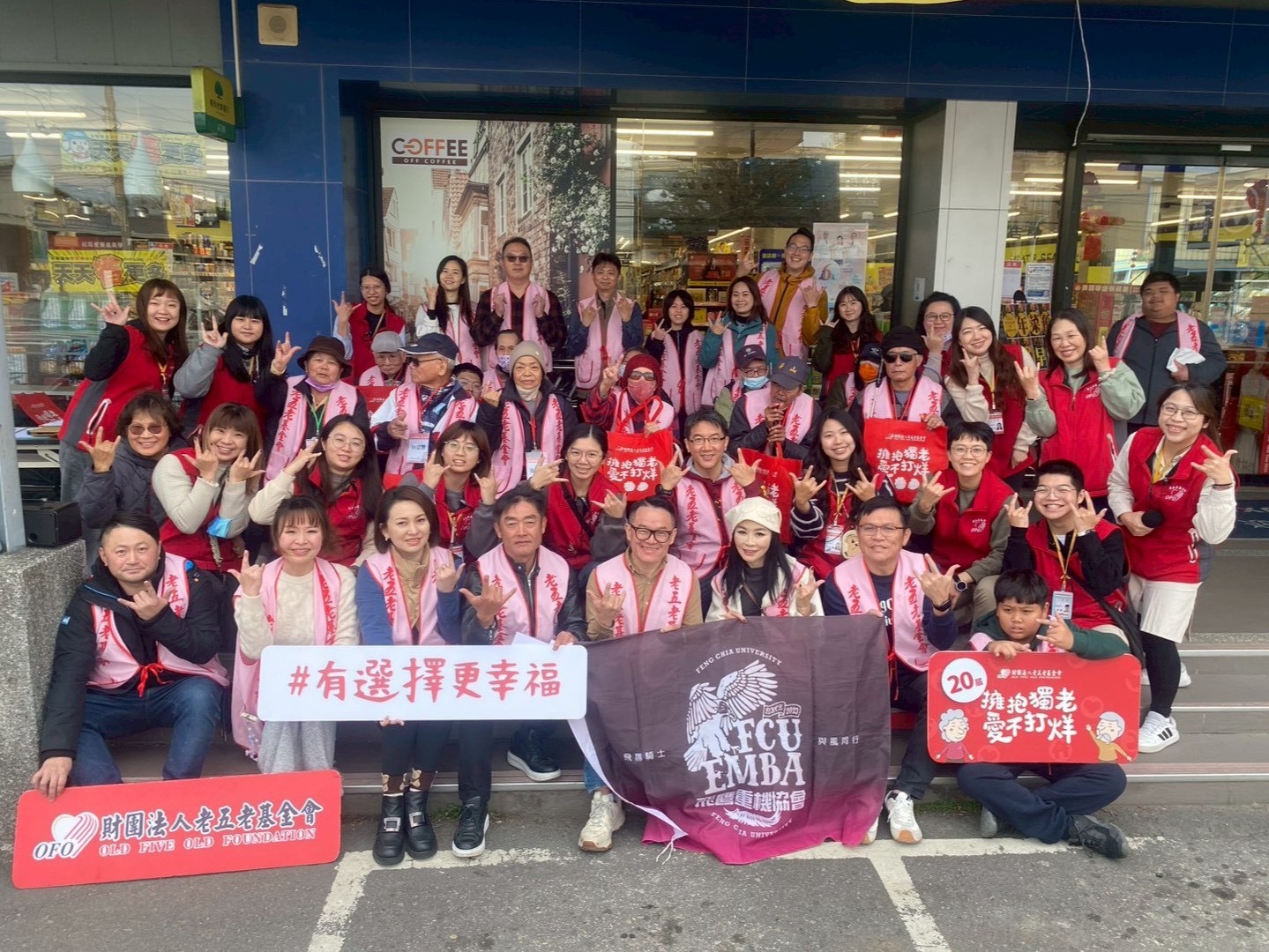 老五老基金會辦陪同購物行動 志工陪12位長輩採買年節物資