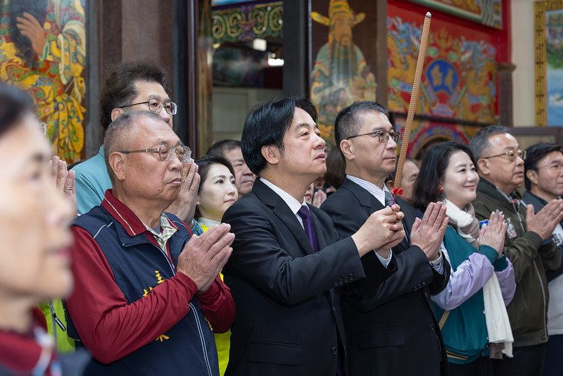 賴清德赴「洲美屈原宮」及「洲美三王宮」參香祈福