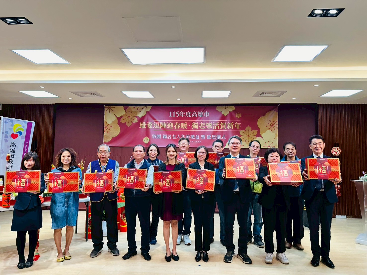 高市社會局組織善心企業贈送獨居老人年節禮盒
