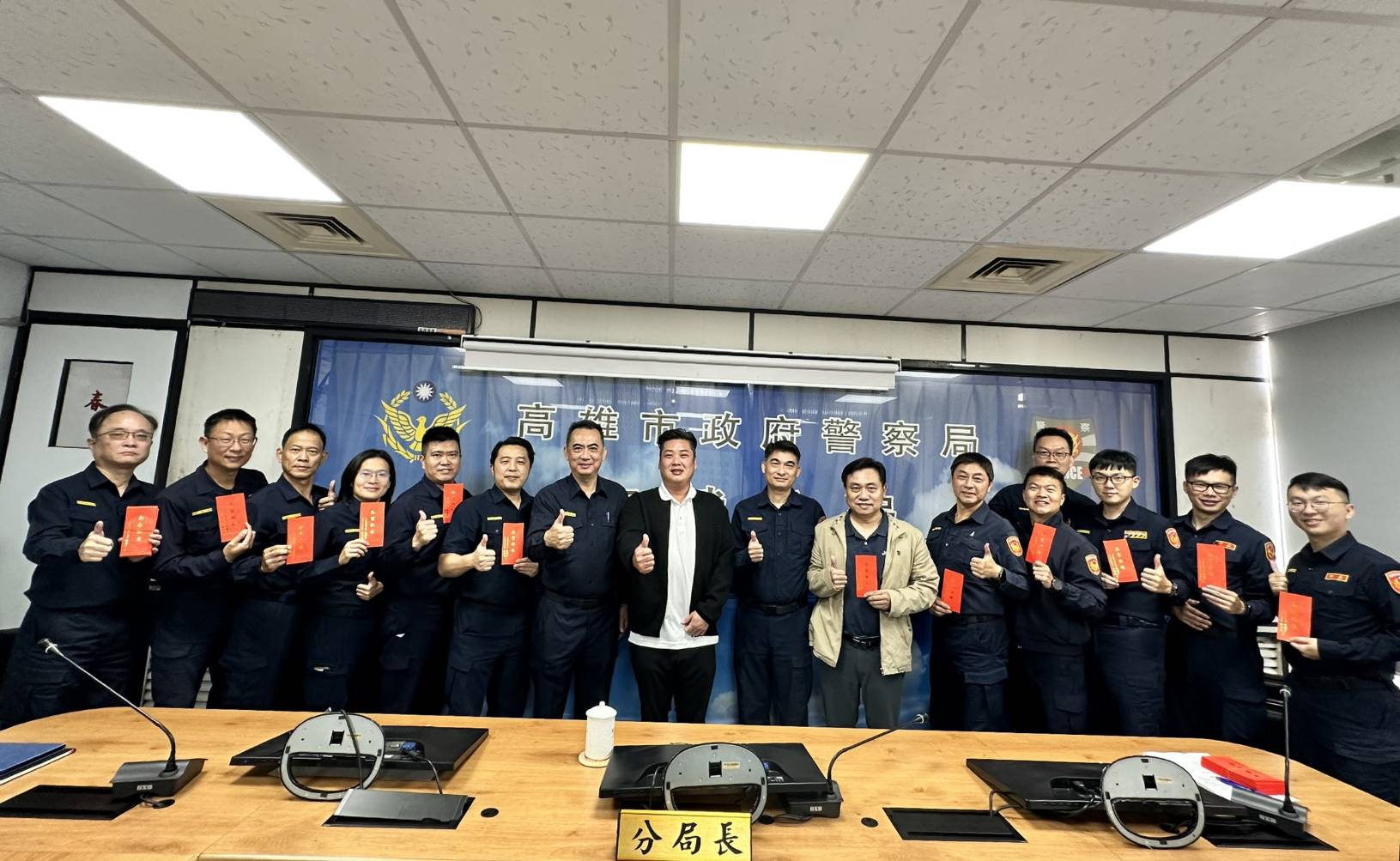 警友會辦事處主任致贈仁武分局紅包及150箱慰問品