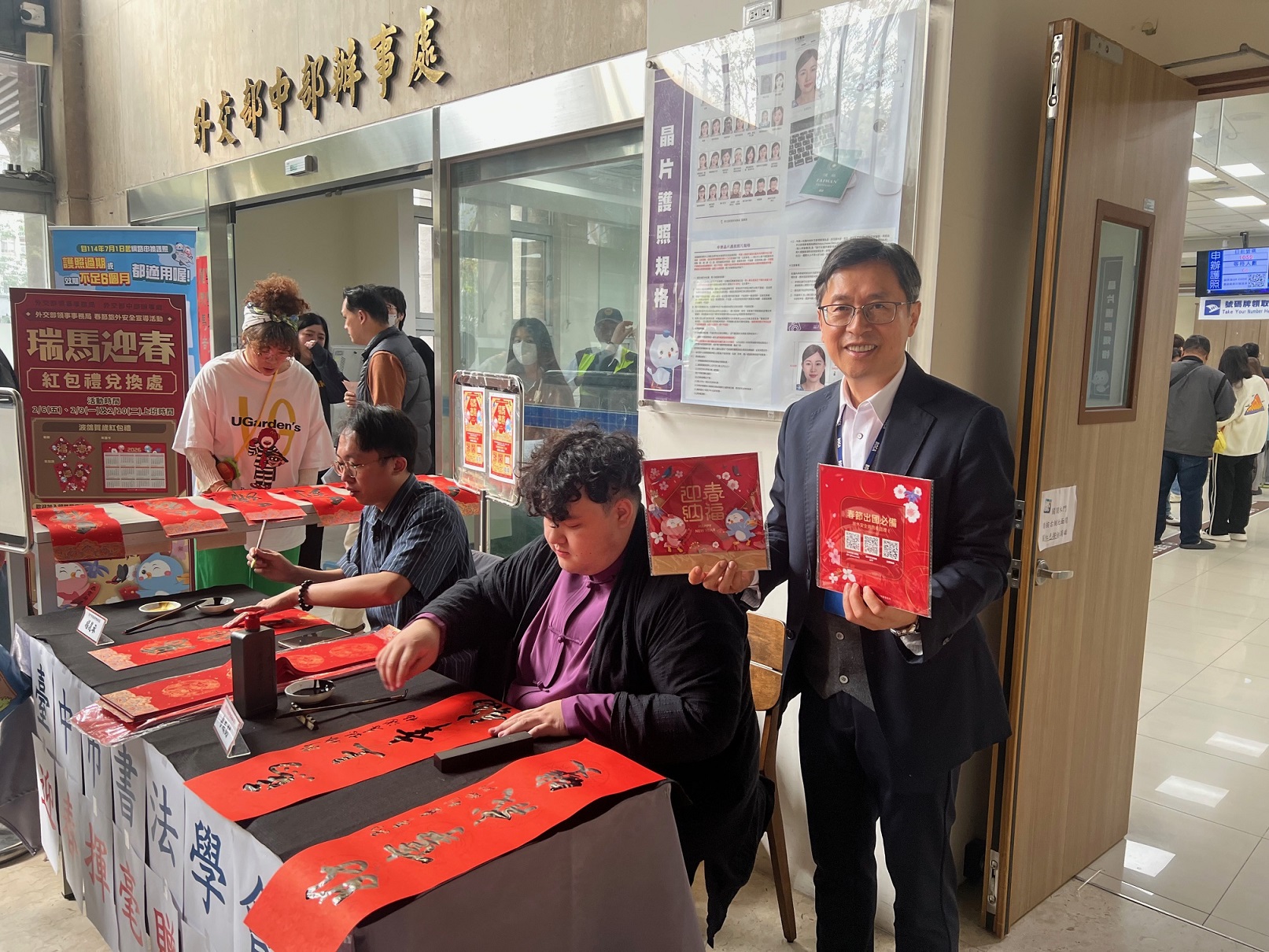 外交部中部辦事處送紅包 春聯揮毫吸引民眾踴躍參與