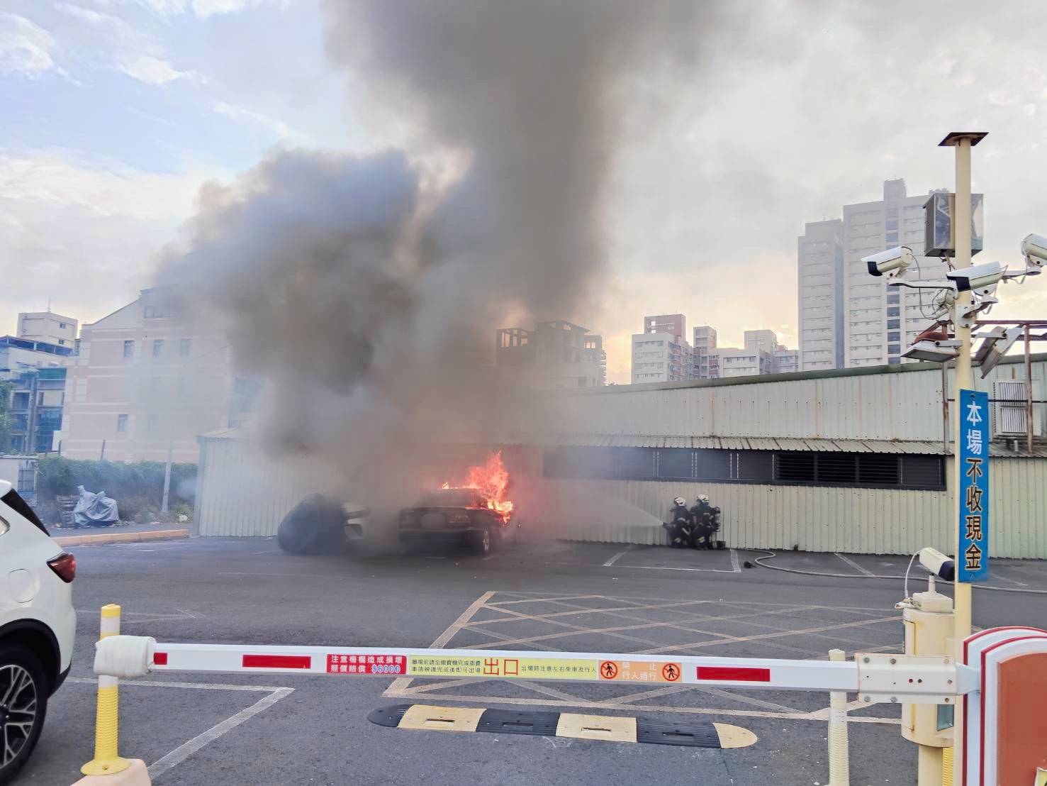 私人停車場車輛起火 波及鄰車無人傷亡