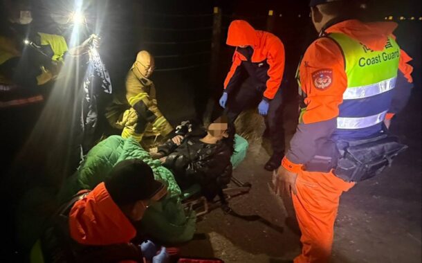 民眾溪畔浮沉 海巡緊急下水救援 成功將民眾救援上岸