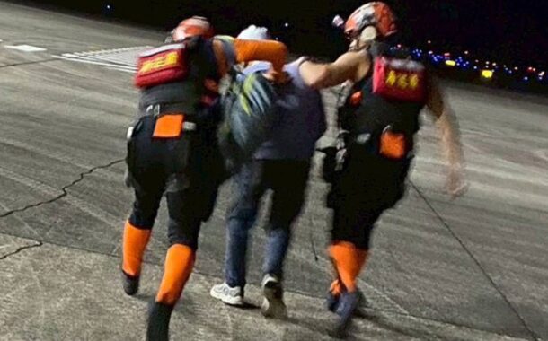 海巡吊掛黑夜馳騁百浬 救援油輪骨折船員送醫