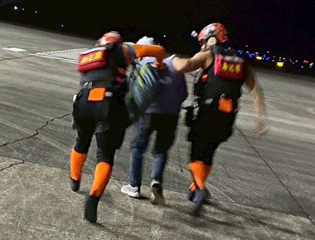 海巡吊掛黑夜馳騁百浬 救援油輪骨折船員送醫