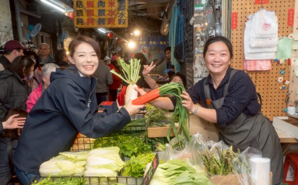高虹安走訪中央市場及商場向民眾拜年