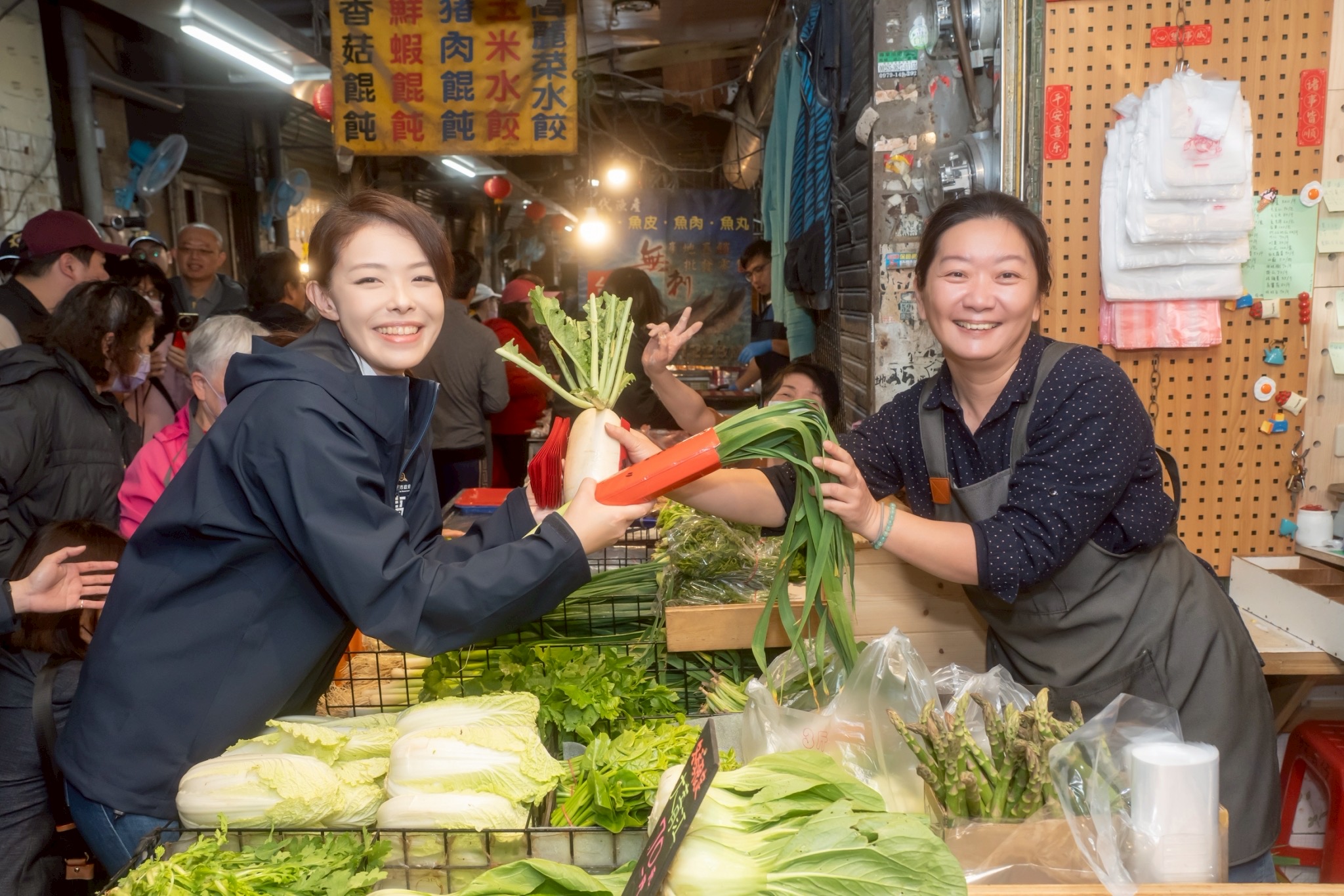 高虹安走訪中央市場及商場向民眾拜年
