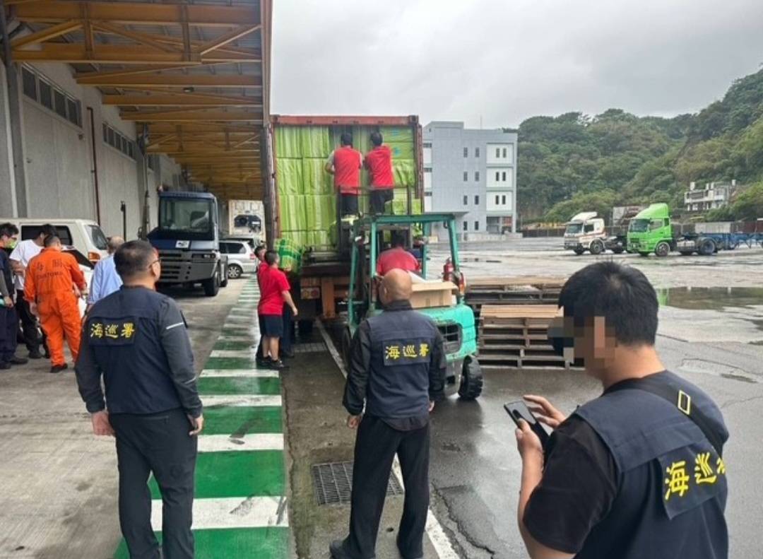 文具物品貨櫃夾藏私菸闖關 海巡海關聯手查獲近25萬包