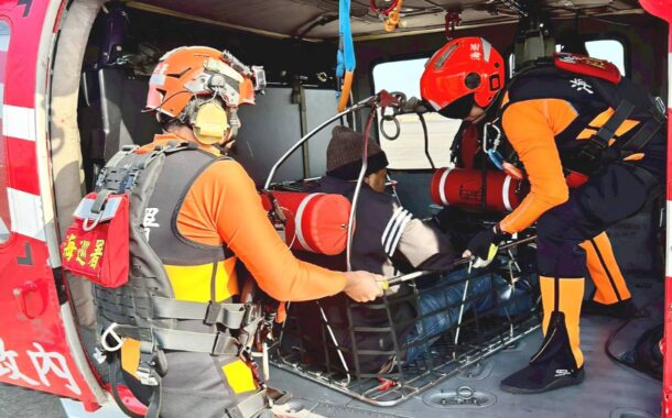 印度籍船員劇烈腹痛求援　海巡派黑鷹直升機成功吊掛送醫