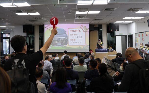 高雄分署開春首拍大吉 TOYOTA ALPHARD油電混合神車 出價31次落槌拍定