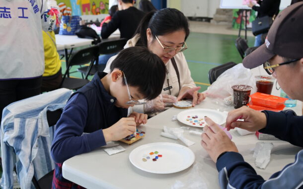 高雄社教館辦「親子馬賽克生活美學-杯墊DIY」 親子共創繽紛回憶