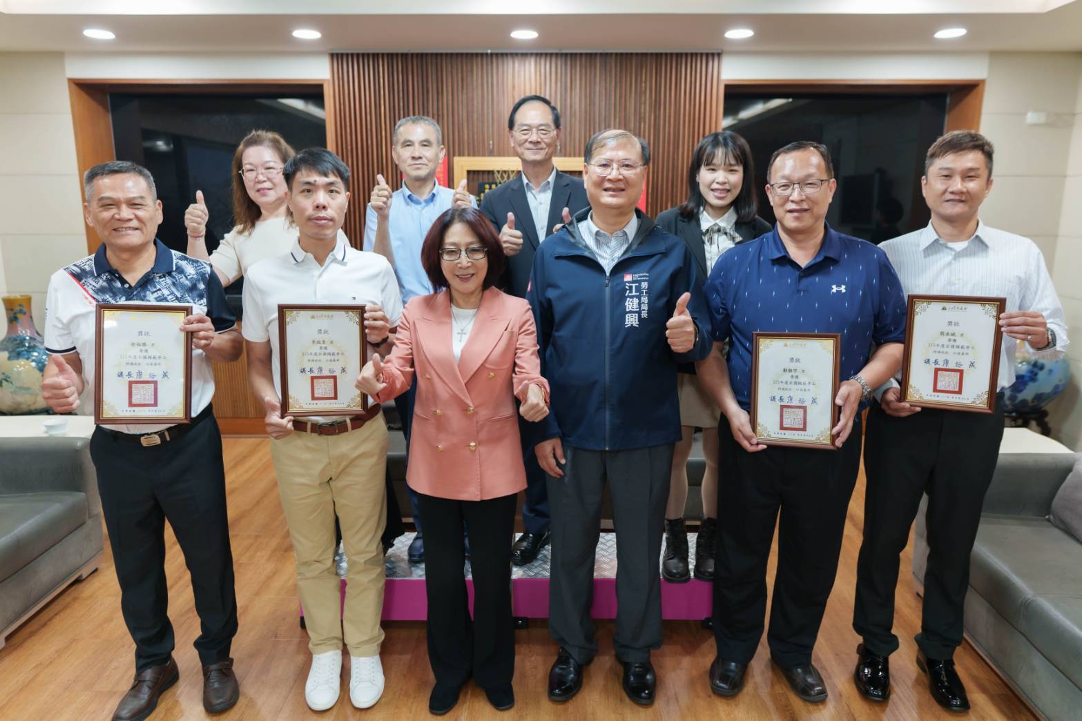 表彰城市英雄 康議長頒獎致敬高市115年全國模範勞工當選人