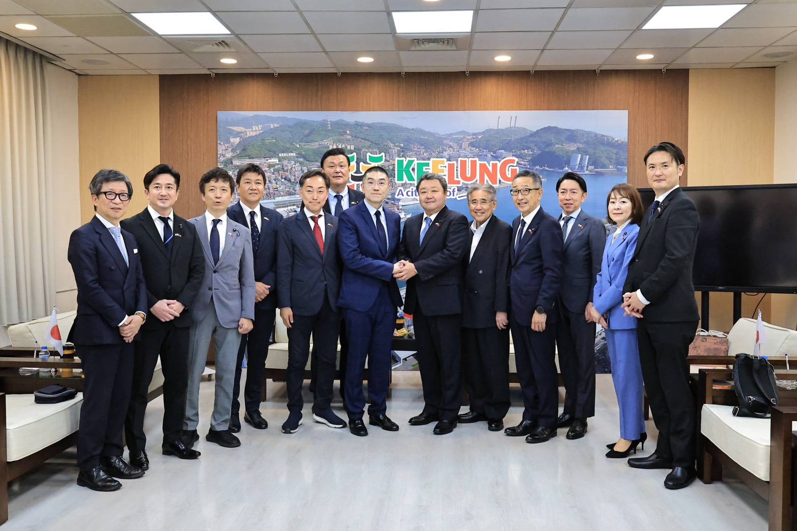 東京都議會友好議員訪基 謝國樑陪同暢遊港市