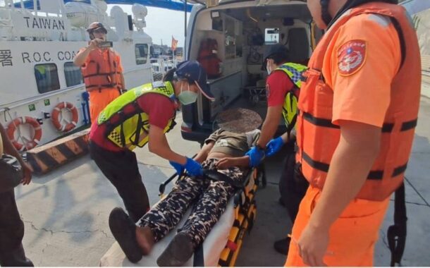 海巡即刻馳援　恆春海巡隊成功接駁外籍漁工緊急送醫