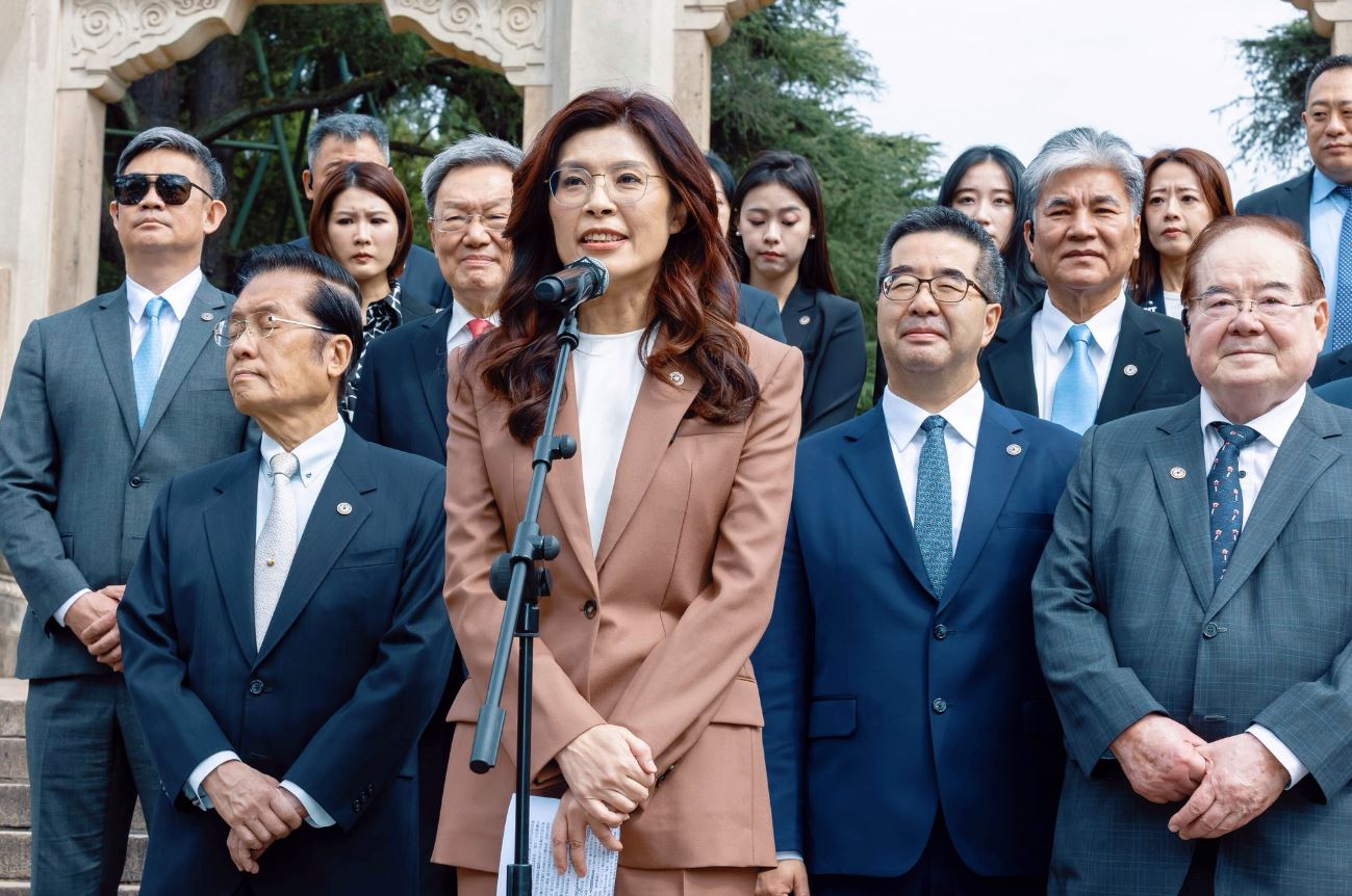 南京中山諒陵 鄭麗文哽咽：希望種下兩岸和平
