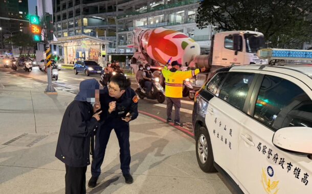 老婦街頭迷航四小時 熱心義交與鼓山暖警接力護送返家