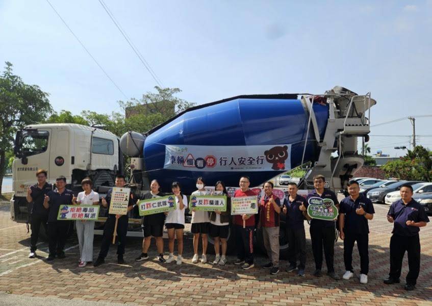 仁武警攜手貨運業者深入校園宣導 學生體驗大型車視角強化「防禦駕駛」觀念