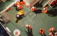 台灣籍船長漁船上中風 海巡聯勤吊掛送醫