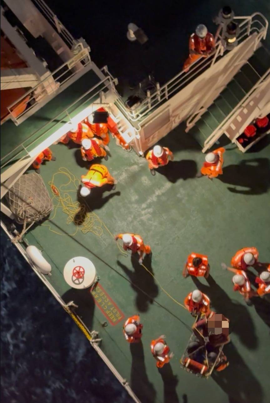 台灣籍船長漁船上中風 海巡聯勤吊掛送醫