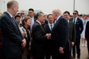 川普結束訪中行程搭機返美 中國外交部長王毅送機